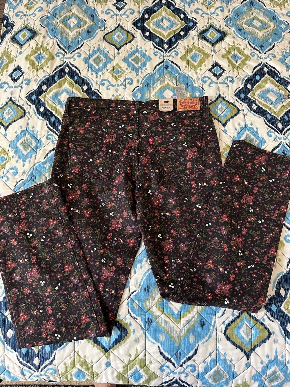 Levi's 314 Shaping Straight Black Floral Jeans. Size 31x30. NWT - Picture 8 of 15